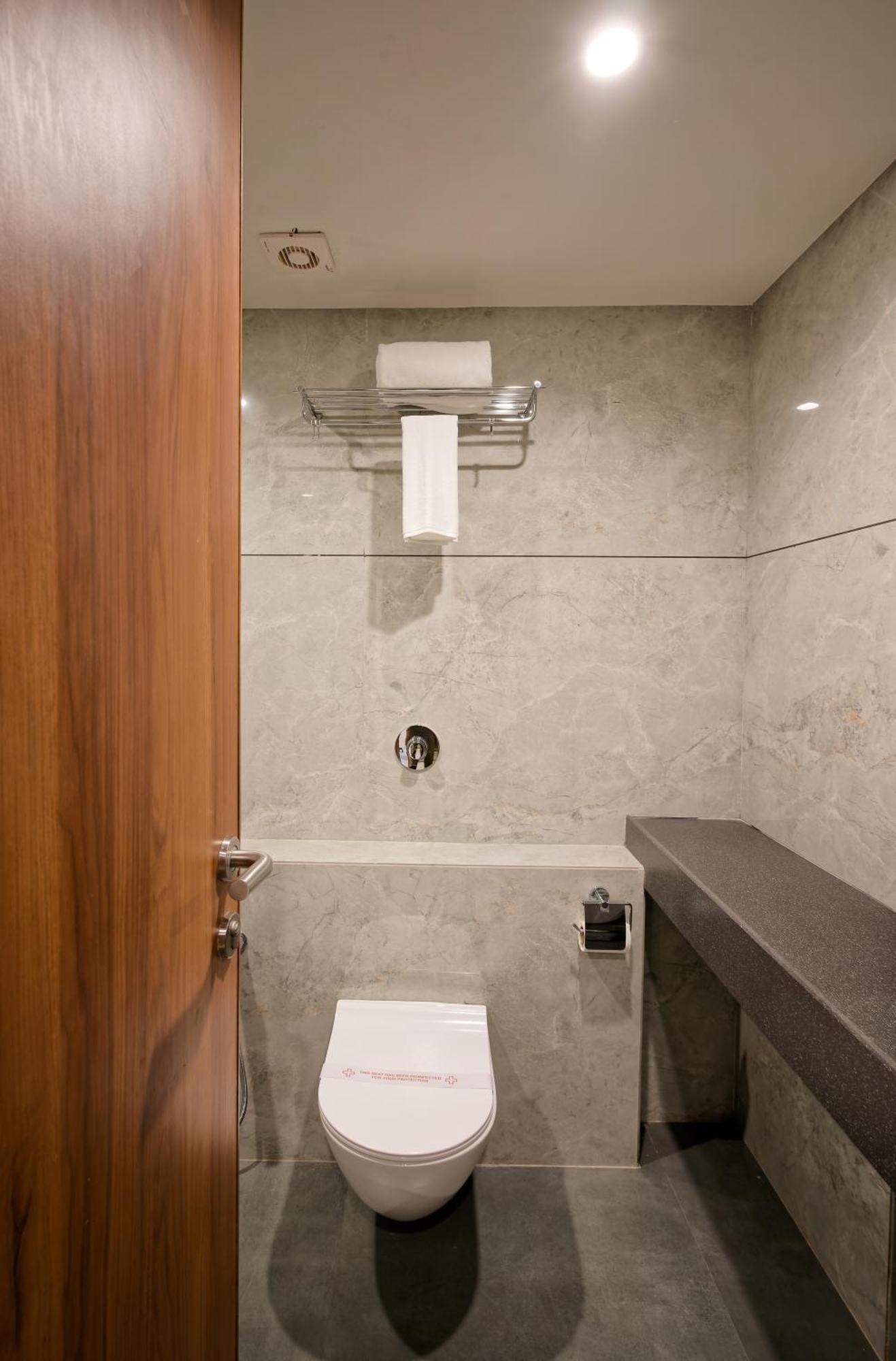 Plenteous Inn Ahmedabad Buitenkant foto