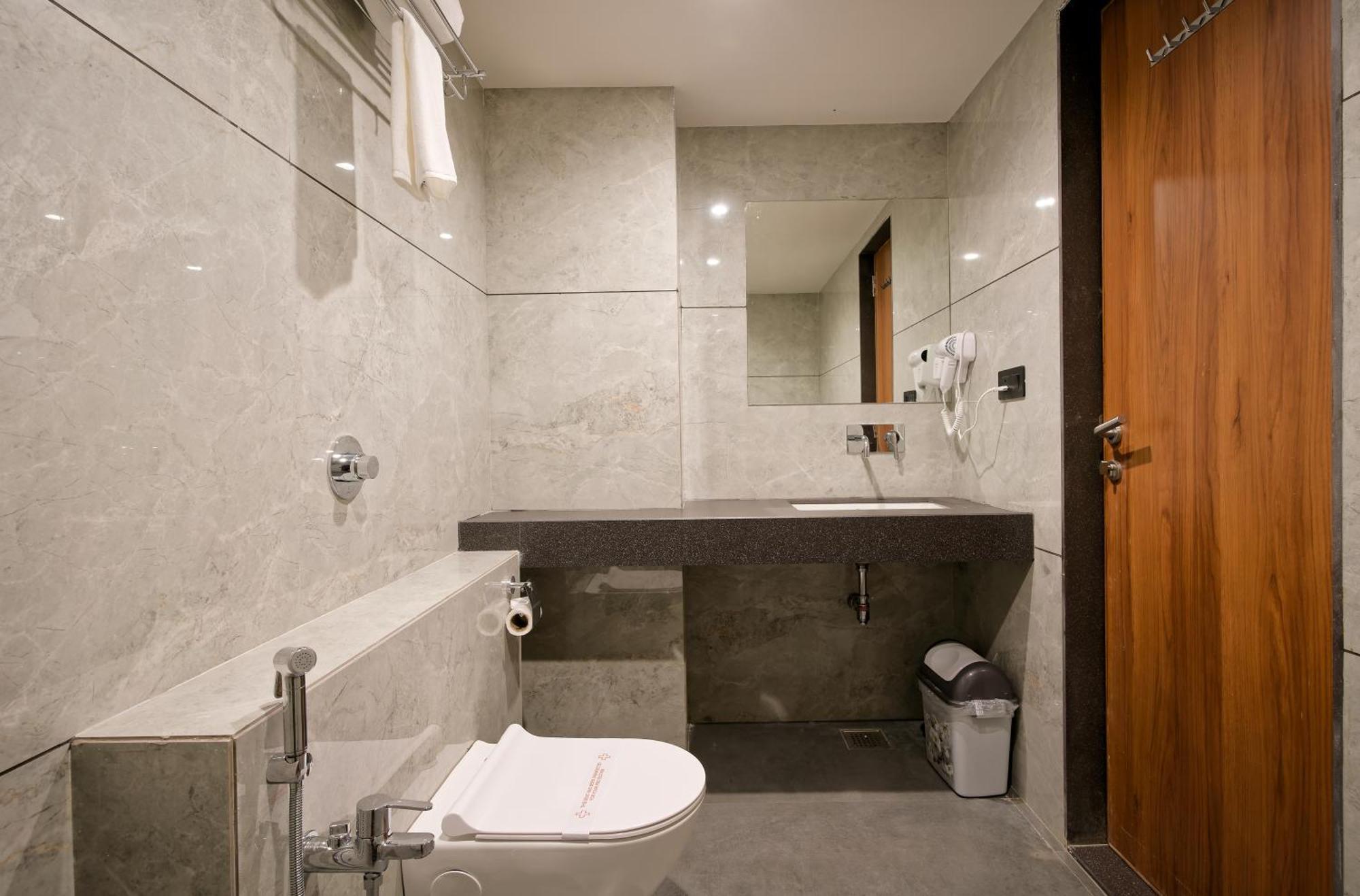 Plenteous Inn Ahmedabad Buitenkant foto