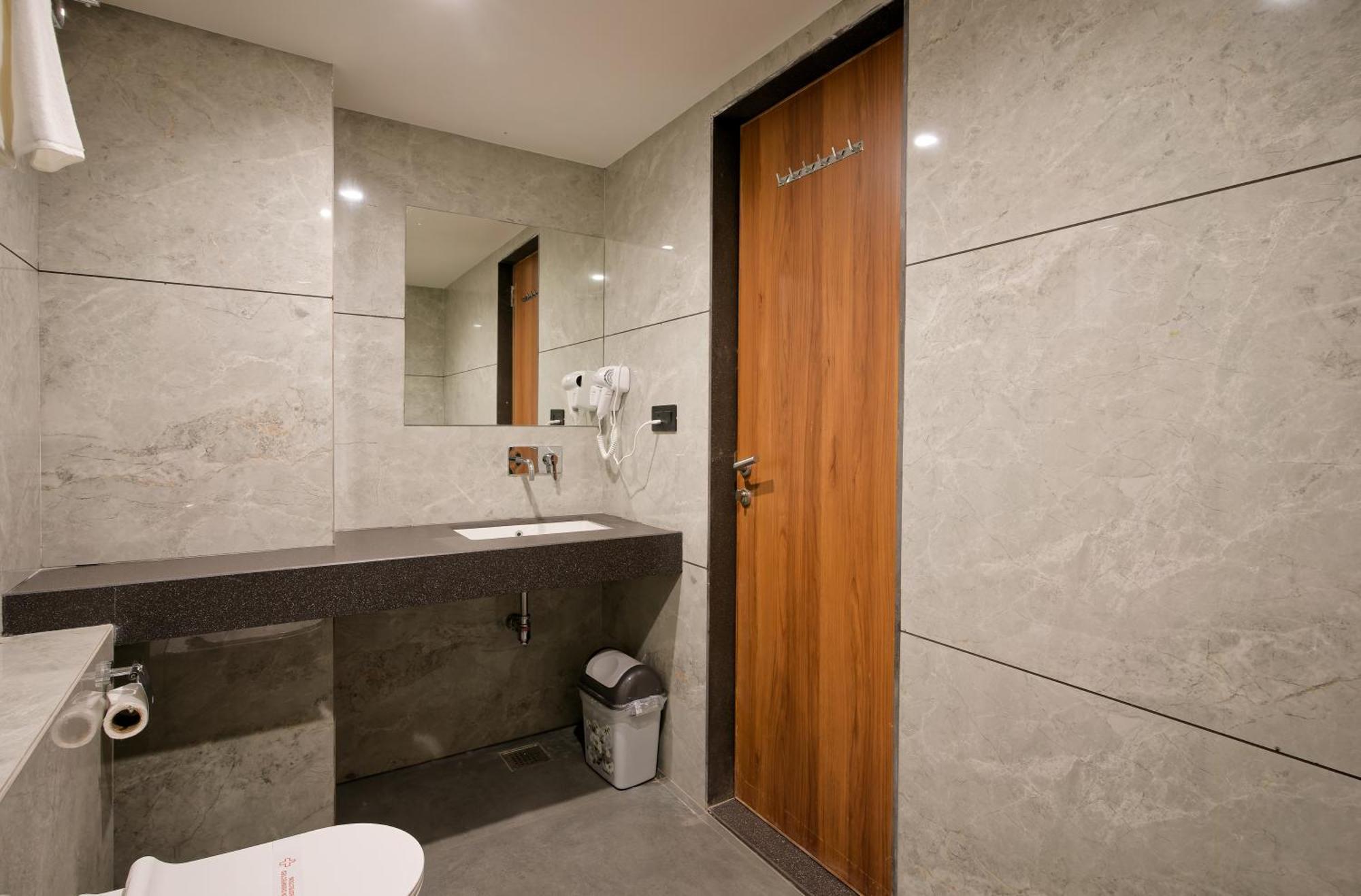 Plenteous Inn Ahmedabad Buitenkant foto
