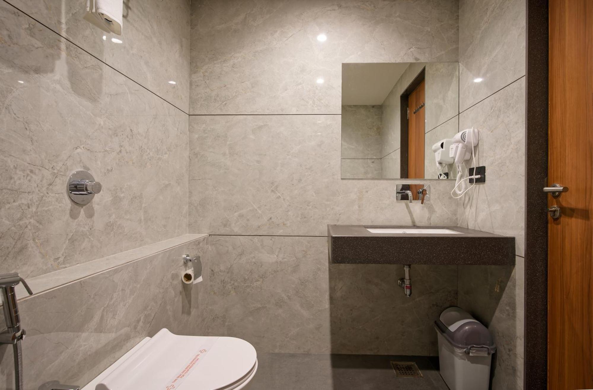 Plenteous Inn Ahmedabad Buitenkant foto