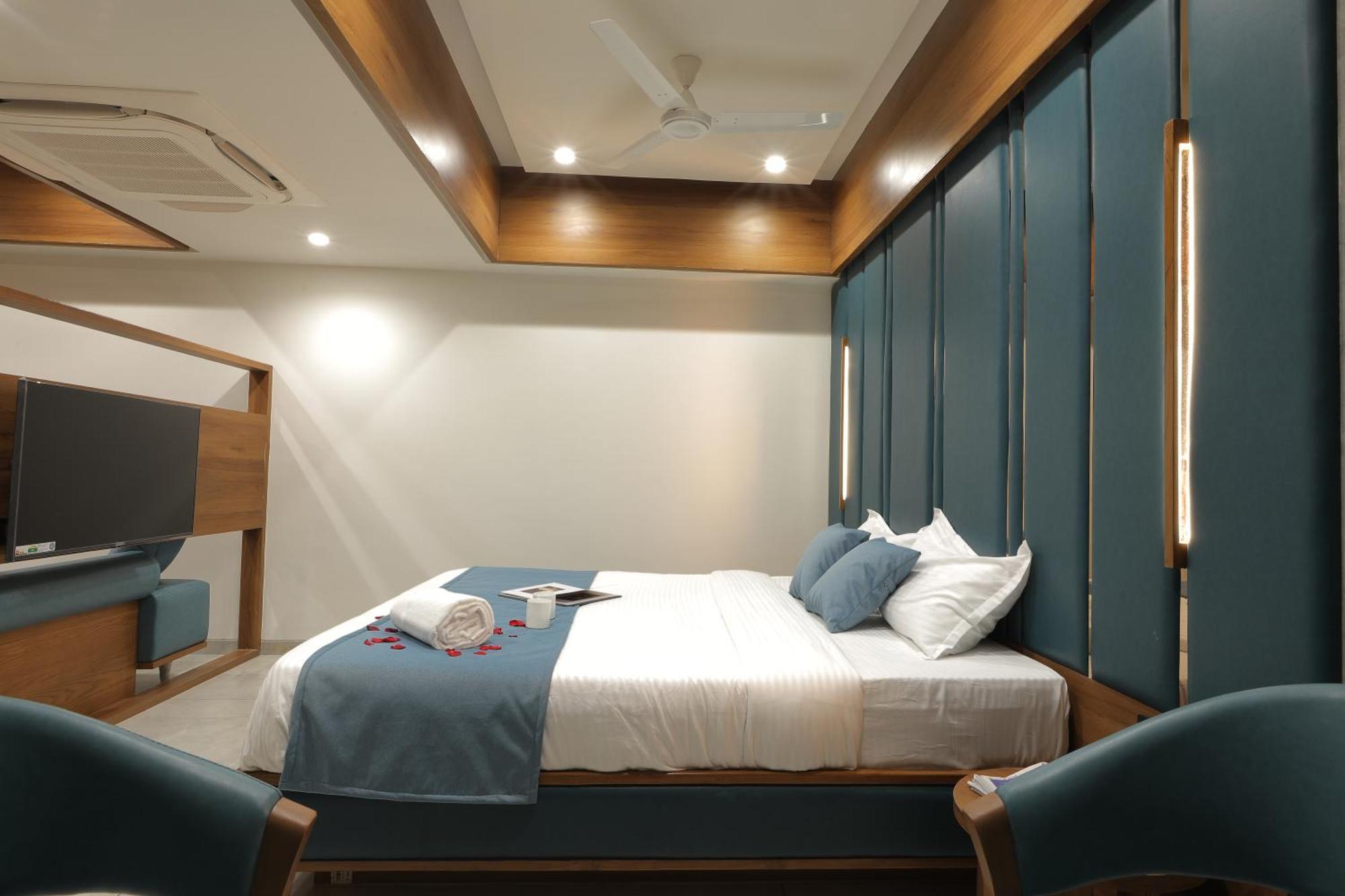 Plenteous Inn Ahmedabad Buitenkant foto