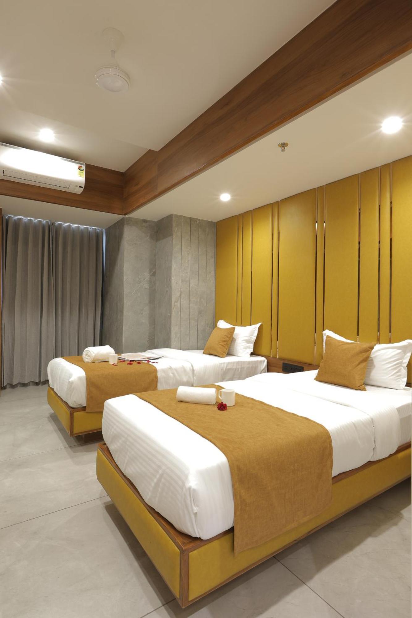 Plenteous Inn Ahmedabad Buitenkant foto