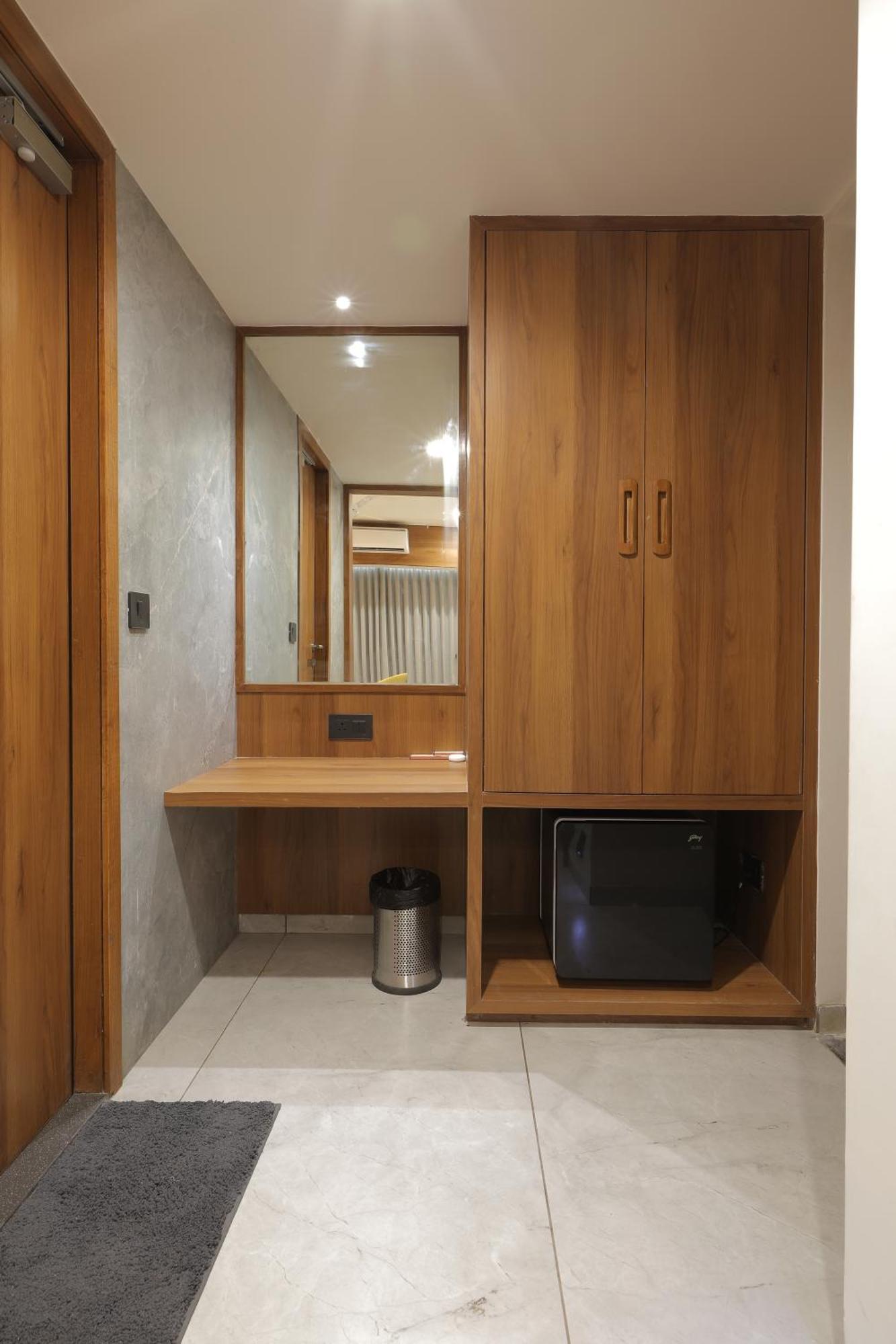 Plenteous Inn Ahmedabad Buitenkant foto