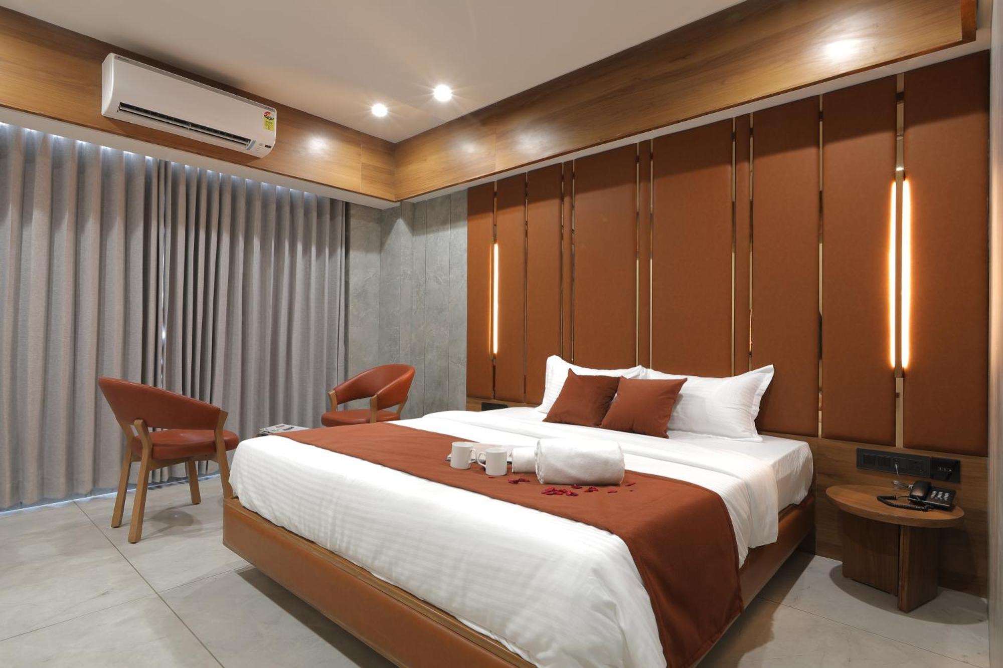 Plenteous Inn Ahmedabad Buitenkant foto