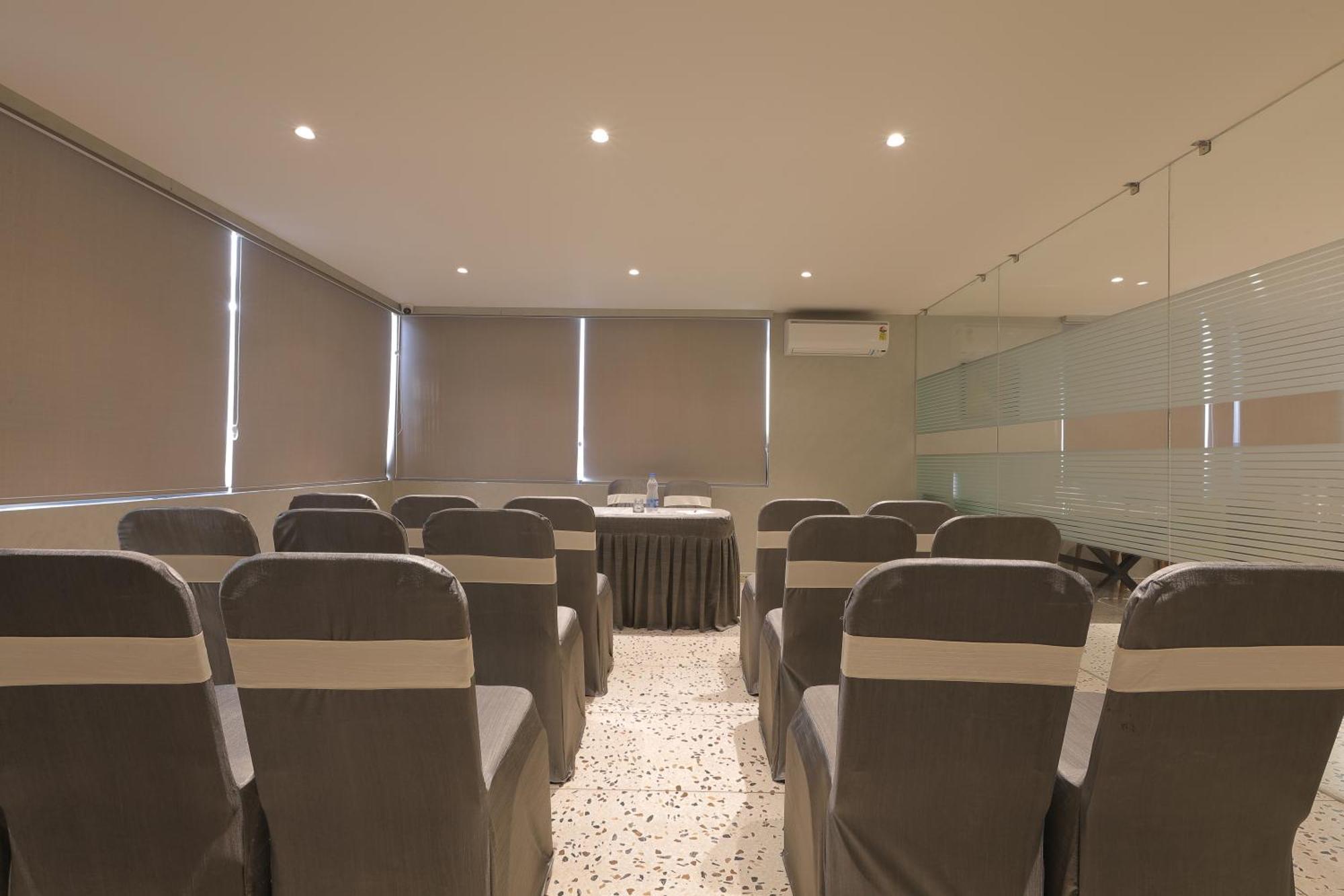 Plenteous Inn Ahmedabad Buitenkant foto