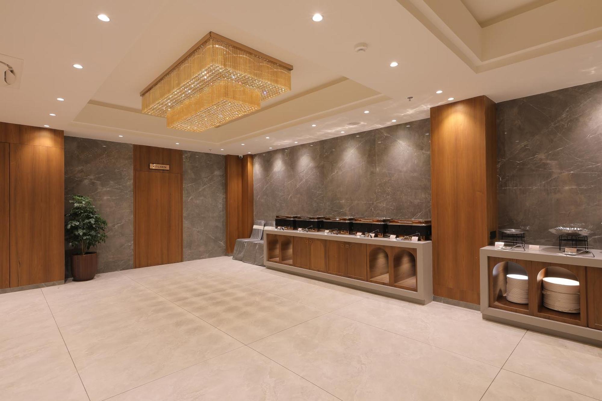 Plenteous Inn Ahmedabad Buitenkant foto