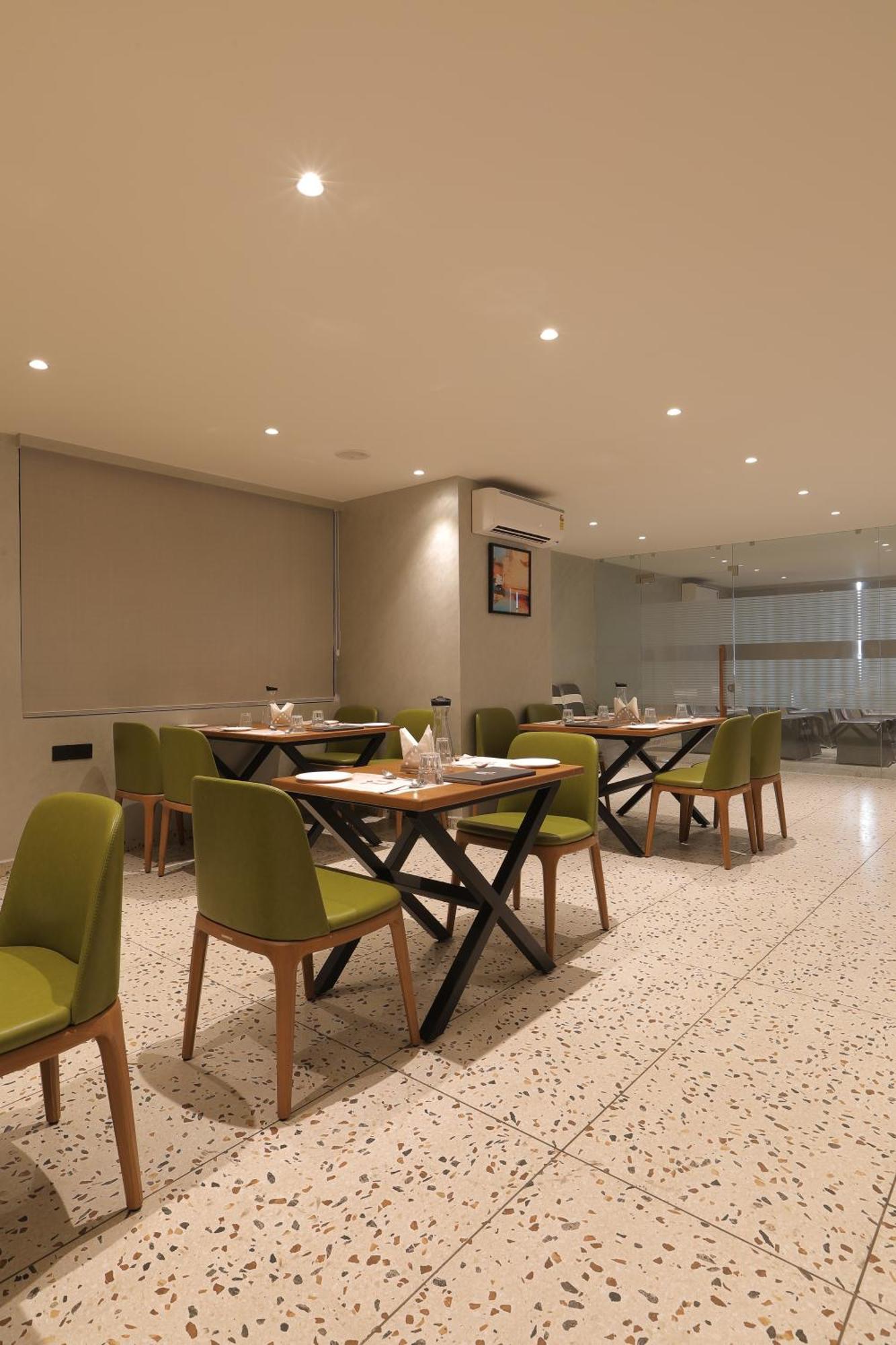 Plenteous Inn Ahmedabad Buitenkant foto
