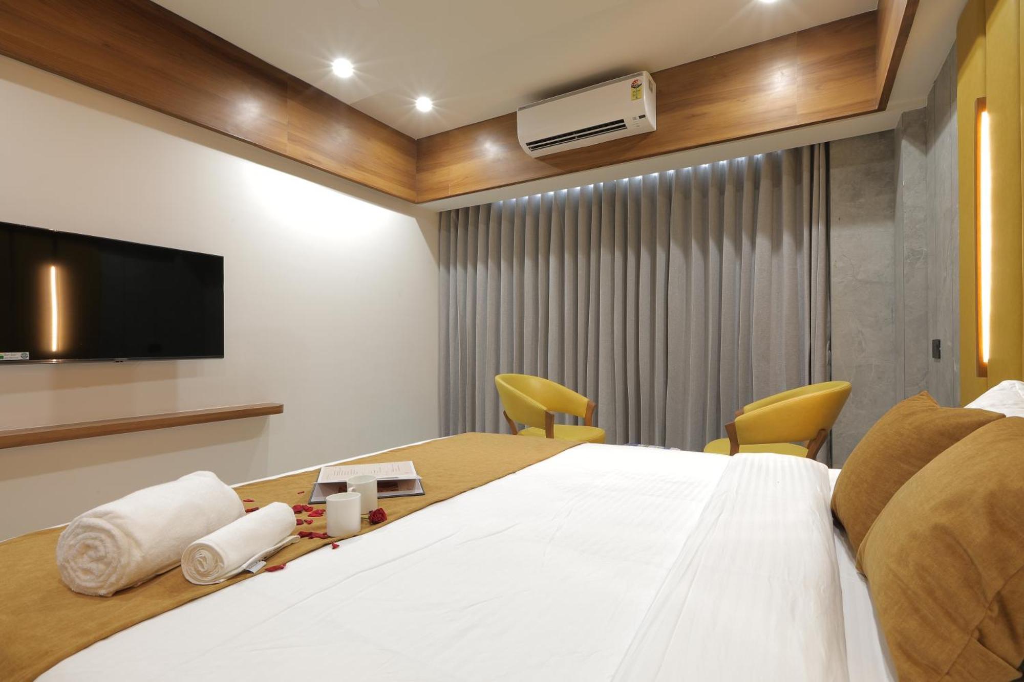 Plenteous Inn Ahmedabad Buitenkant foto