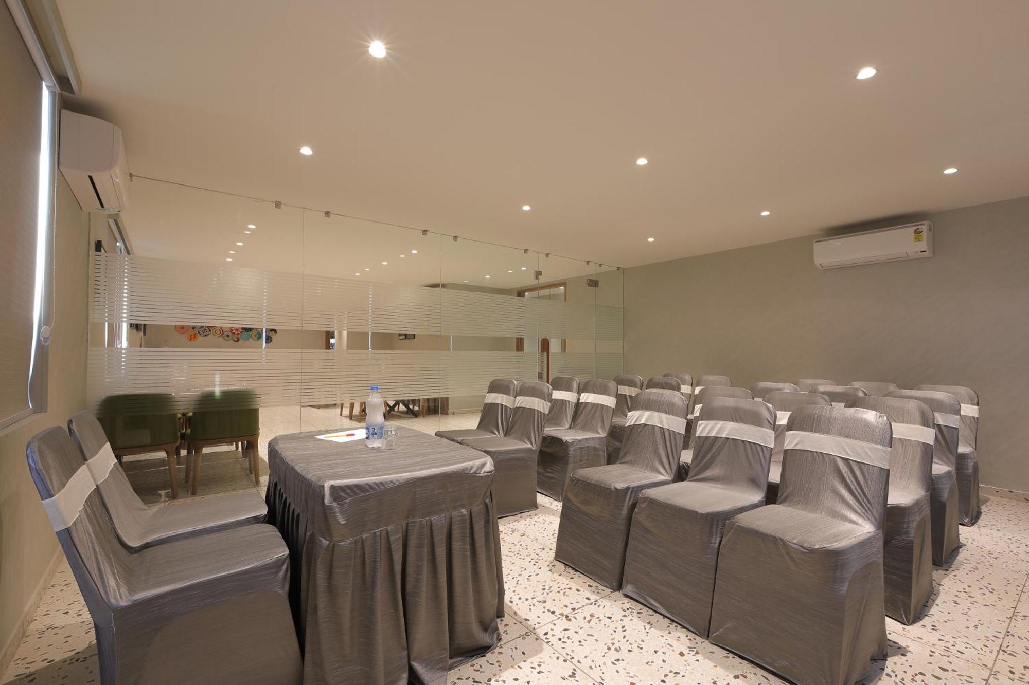 Plenteous Inn Ahmedabad Buitenkant foto
