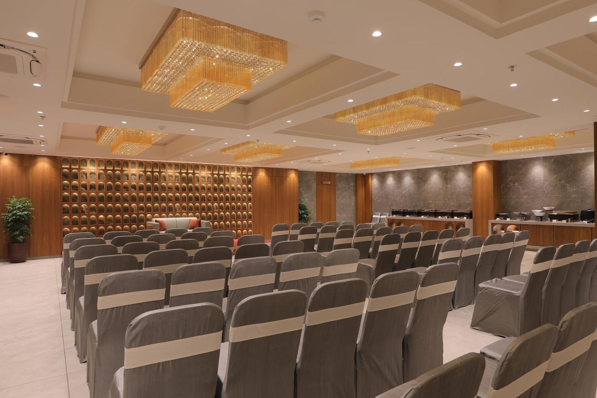 Plenteous Inn Ahmedabad Buitenkant foto
