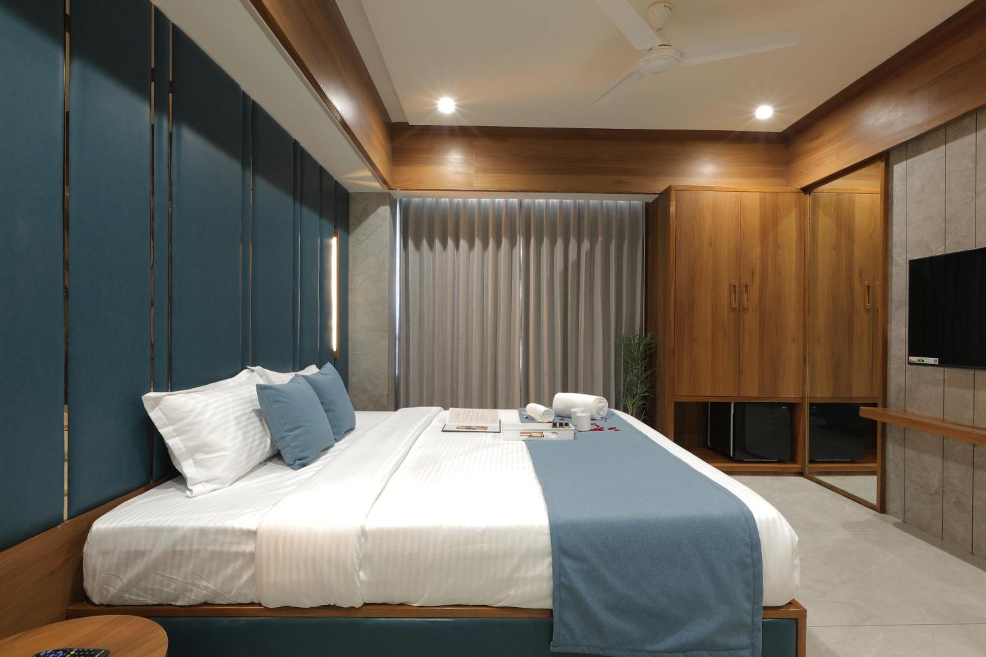 Plenteous Inn Ahmedabad Buitenkant foto