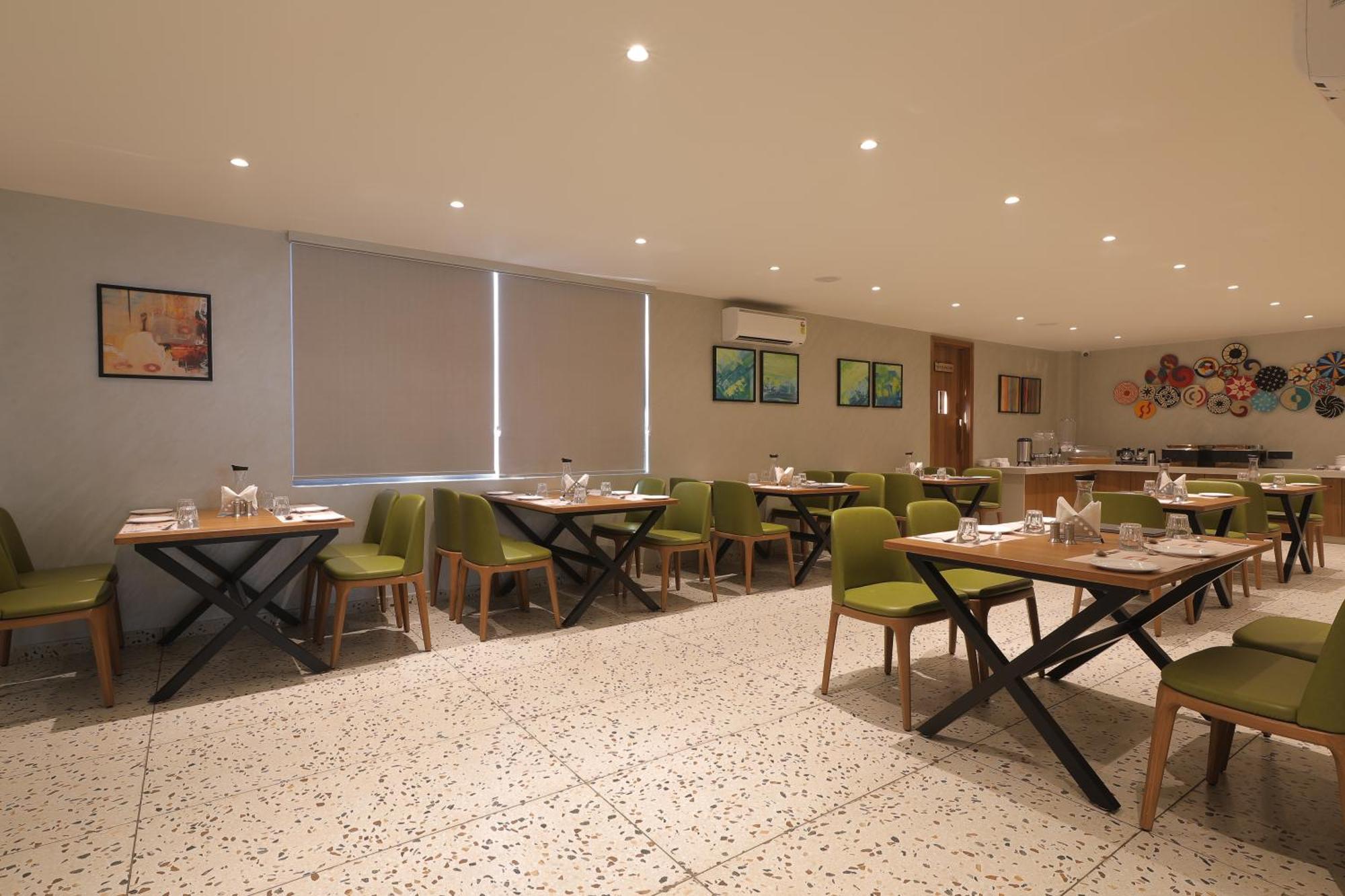 Plenteous Inn Ahmedabad Buitenkant foto