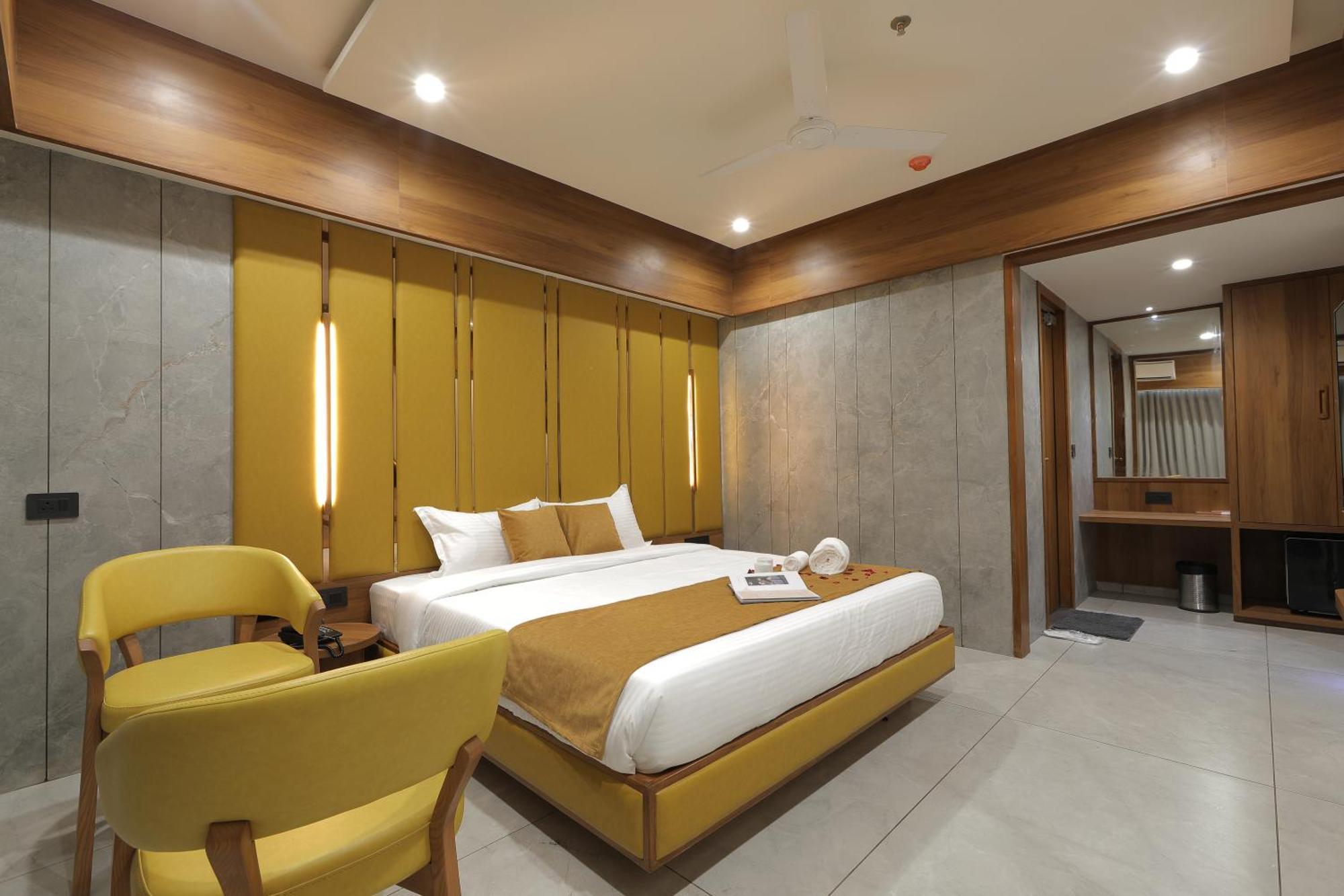 Plenteous Inn Ahmedabad Buitenkant foto