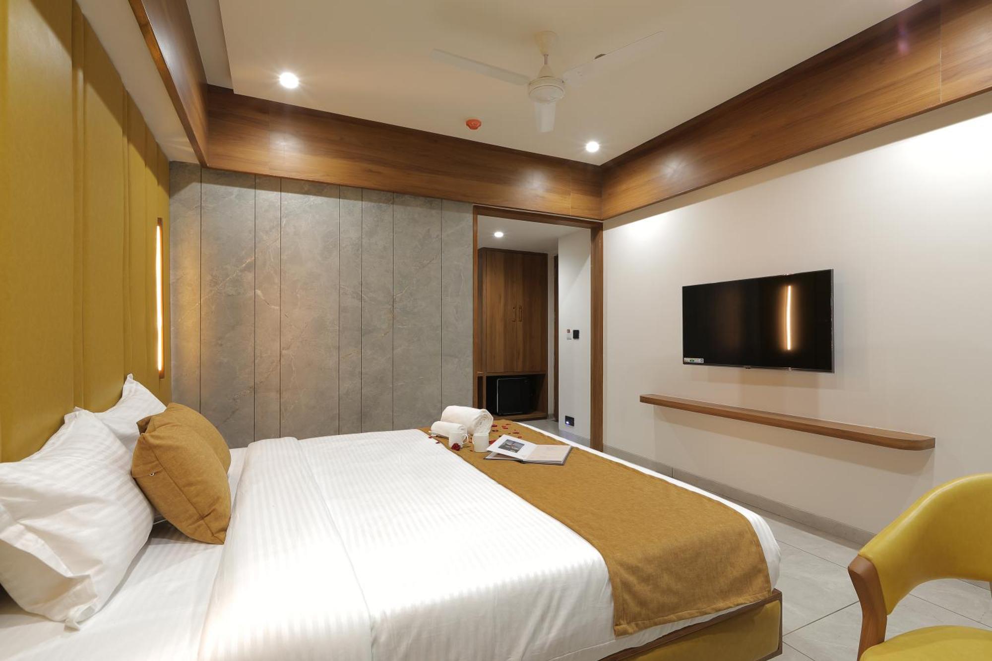 Plenteous Inn Ahmedabad Buitenkant foto