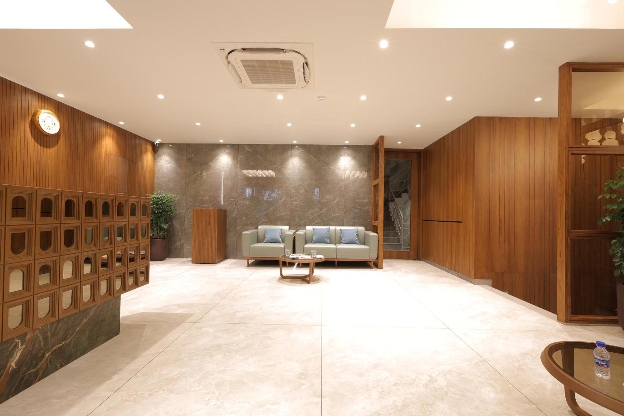 Plenteous Inn Ahmedabad Buitenkant foto
