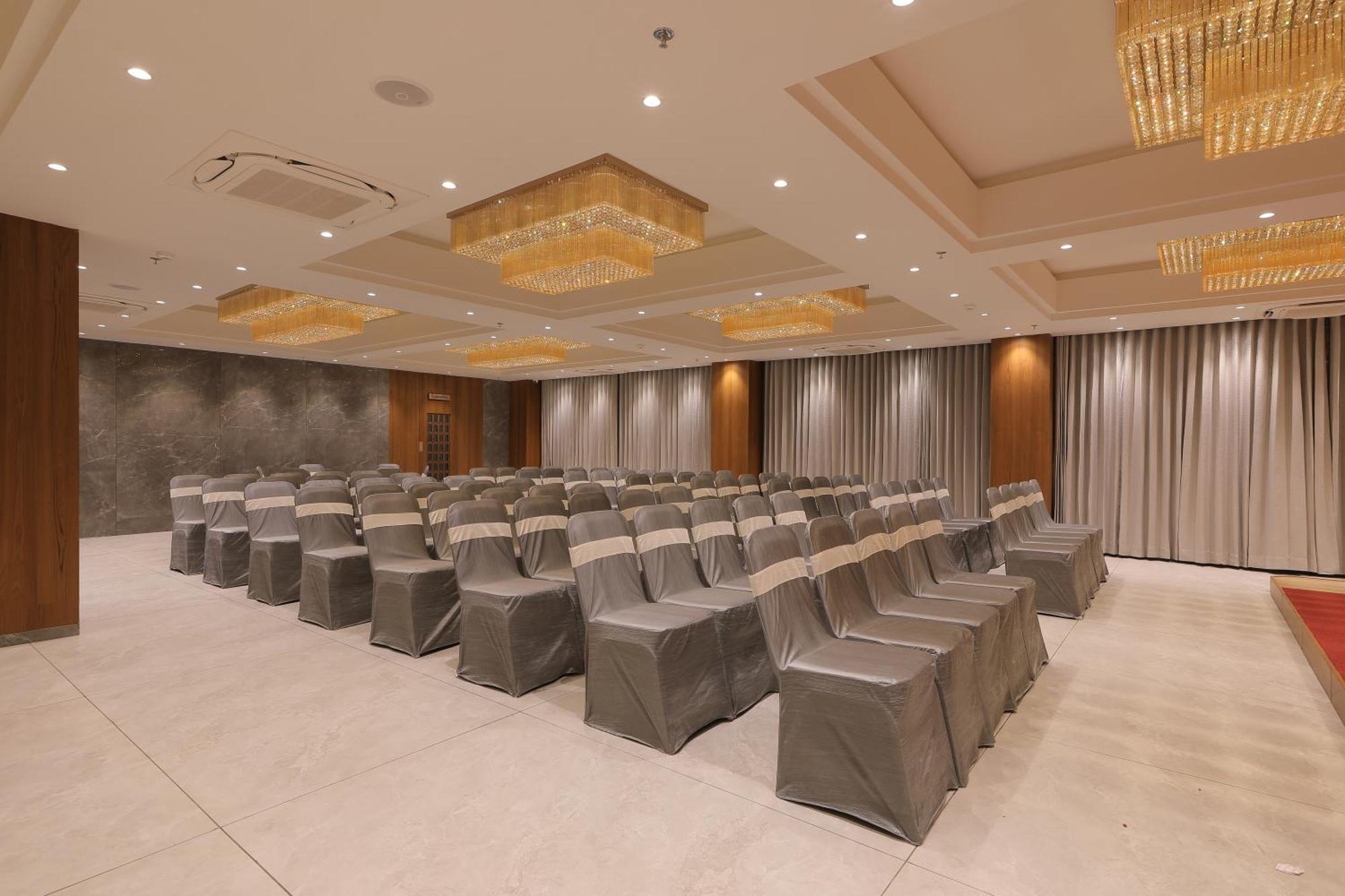 Plenteous Inn Ahmedabad Buitenkant foto