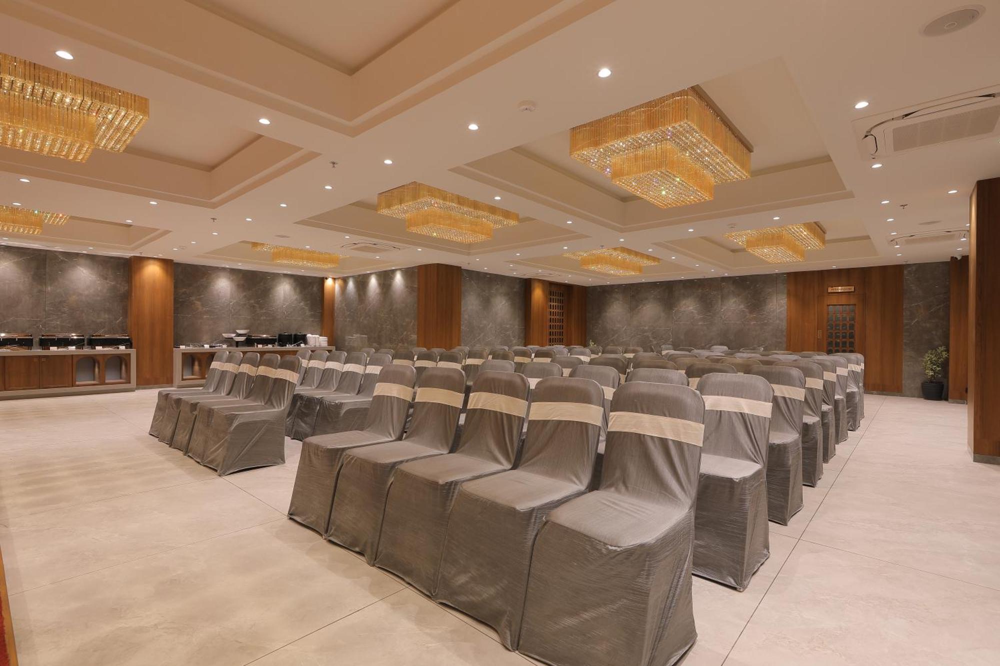 Plenteous Inn Ahmedabad Buitenkant foto