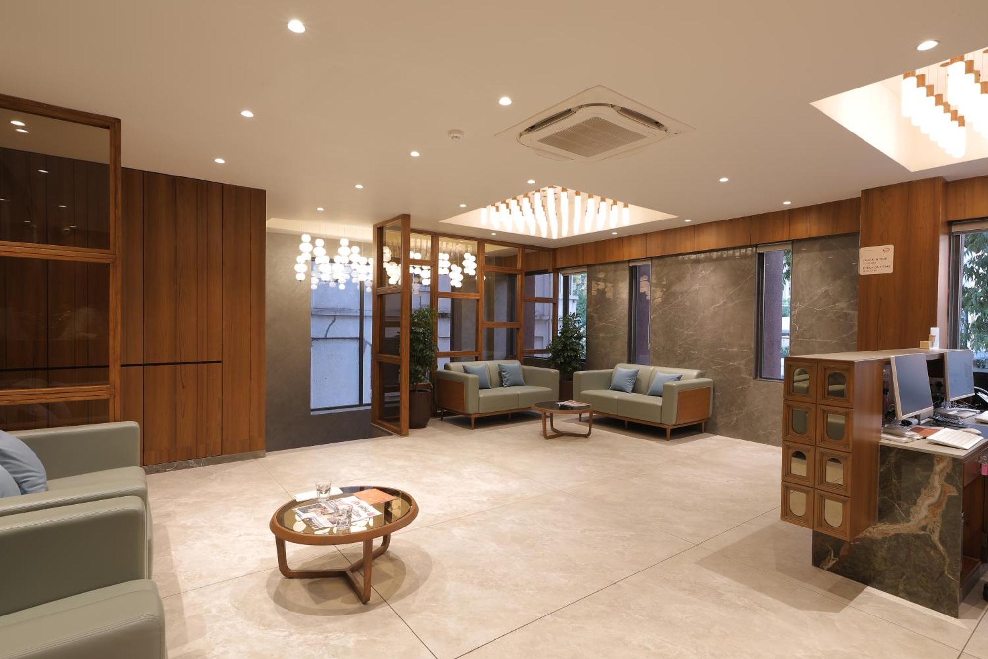 Plenteous Inn Ahmedabad Buitenkant foto