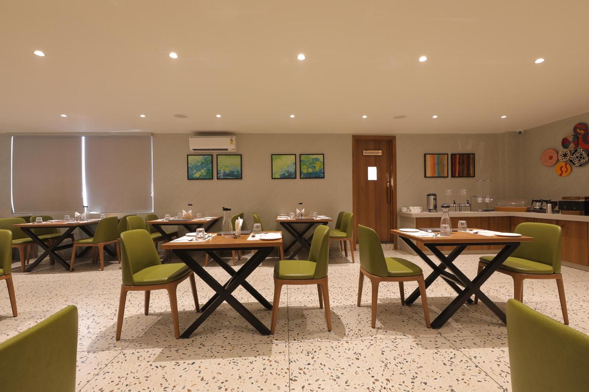 Plenteous Inn Ahmedabad Buitenkant foto