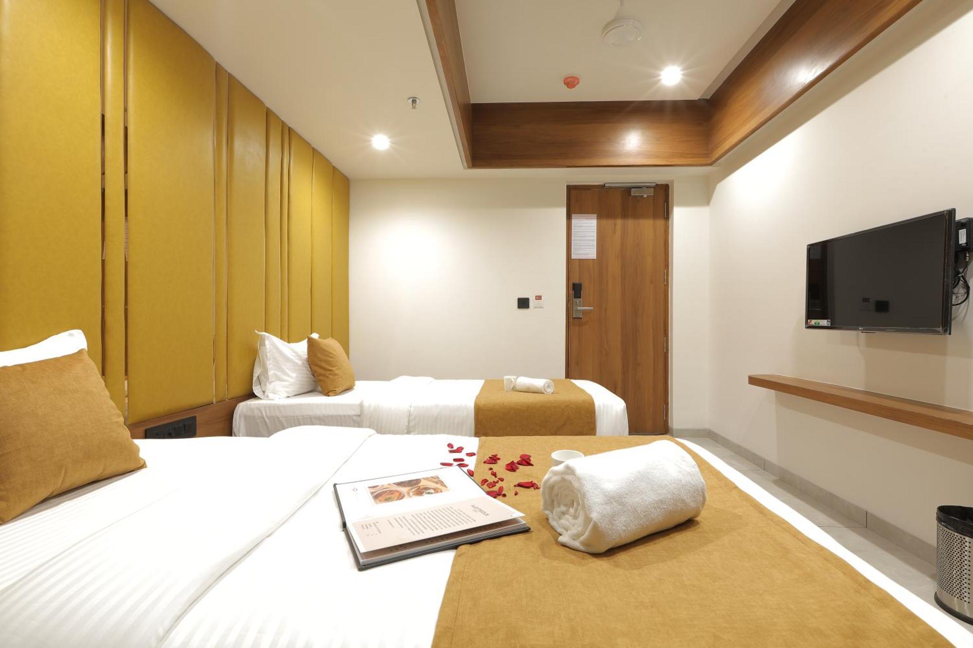Plenteous Inn Ahmedabad Buitenkant foto