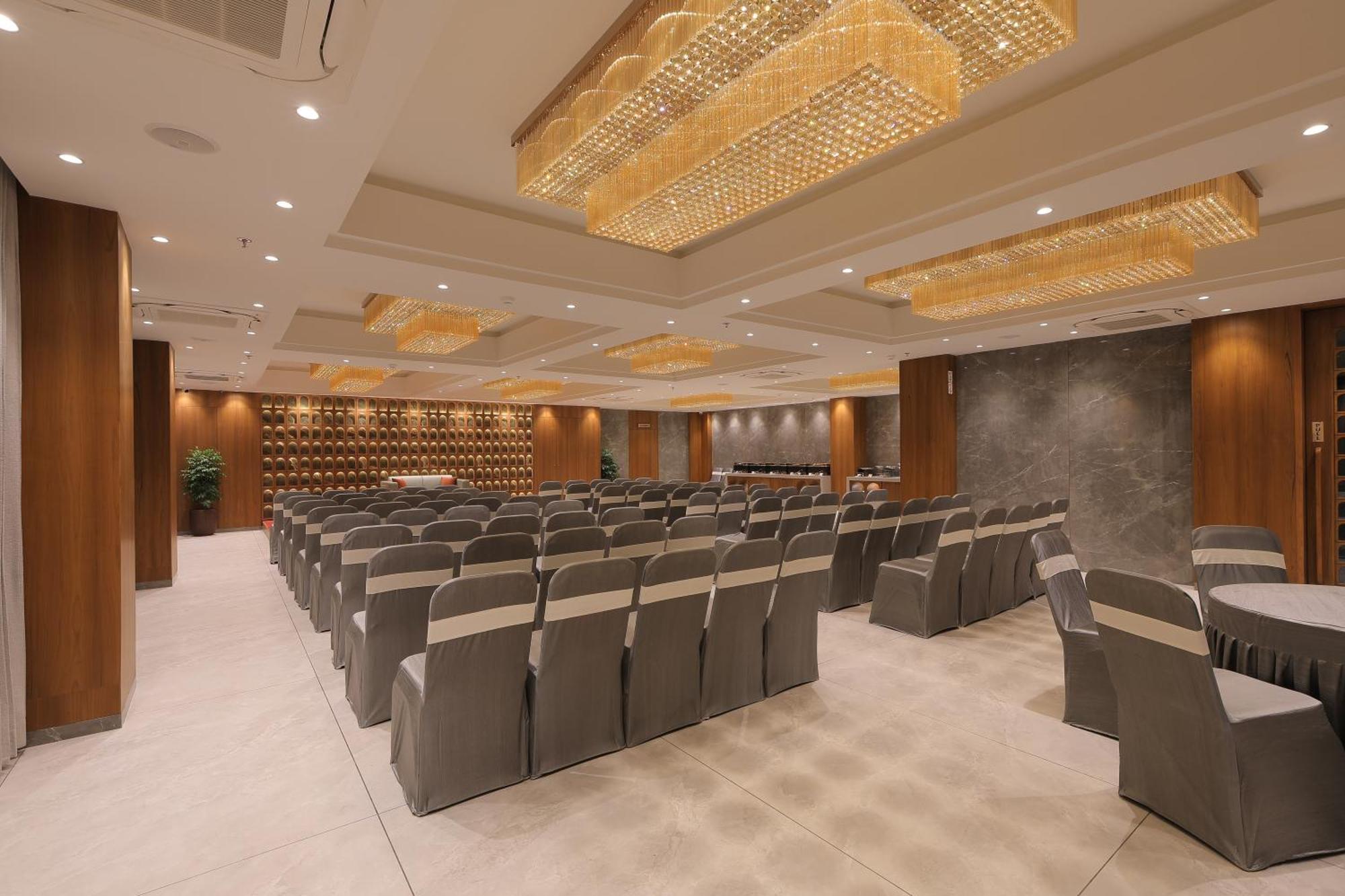 Plenteous Inn Ahmedabad Buitenkant foto