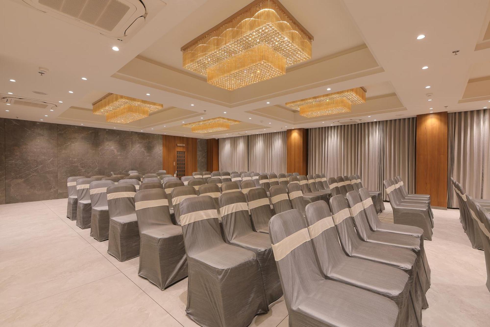 Plenteous Inn Ahmedabad Buitenkant foto