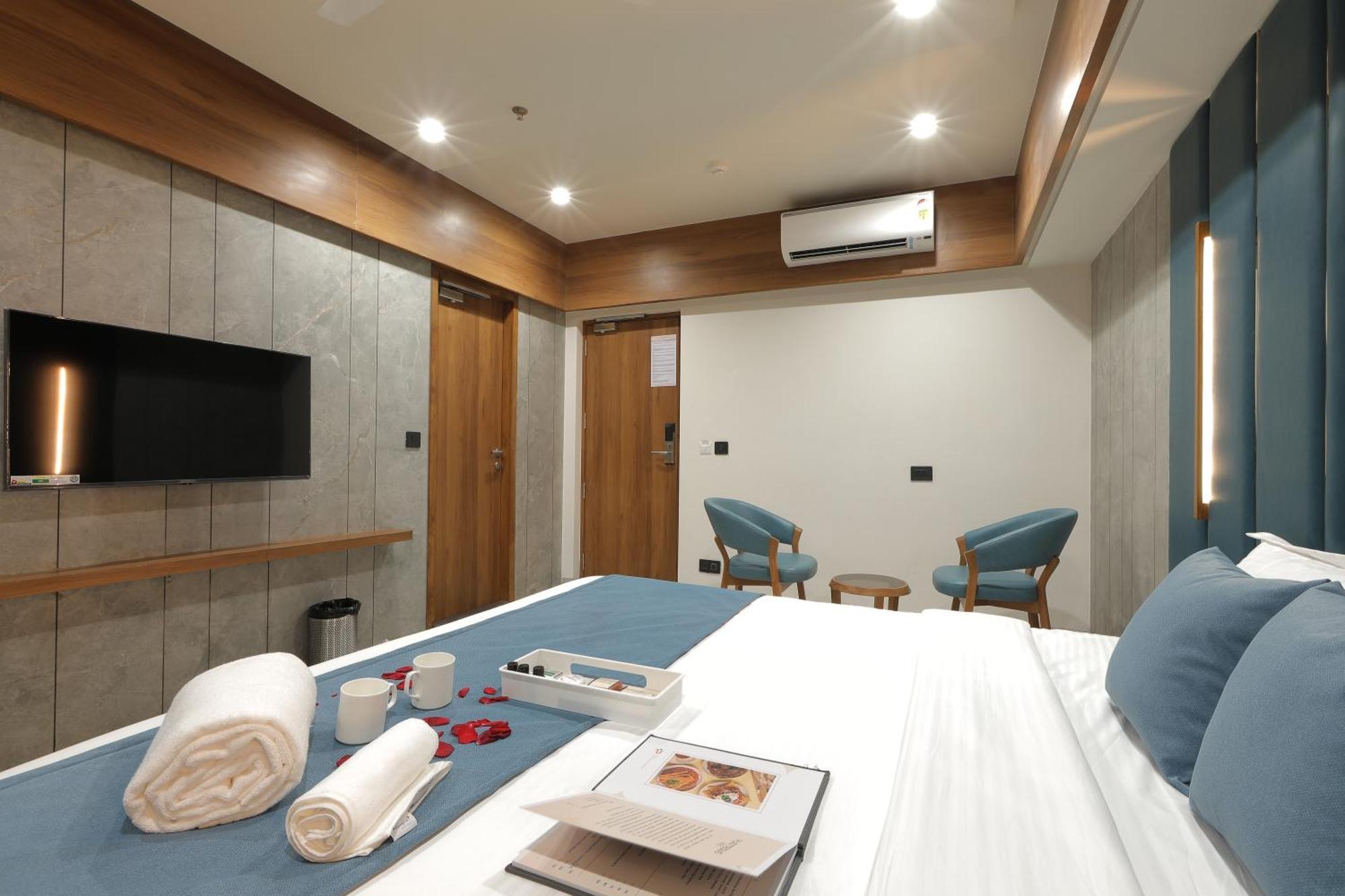 Plenteous Inn Ahmedabad Buitenkant foto