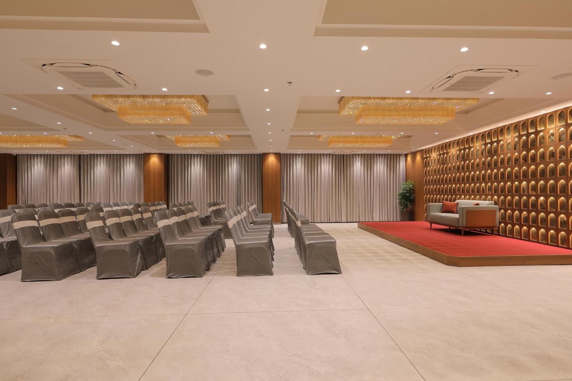 Plenteous Inn Ahmedabad Buitenkant foto