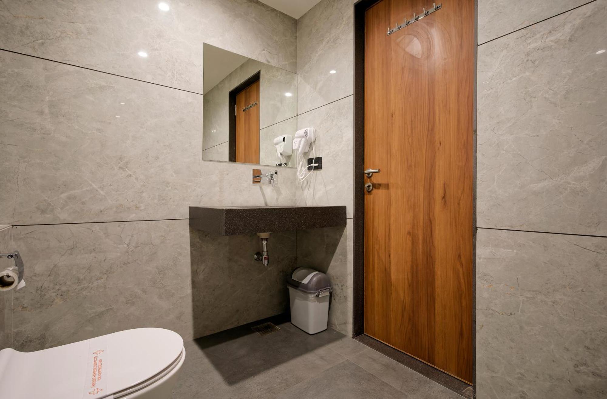 Plenteous Inn Ahmedabad Buitenkant foto