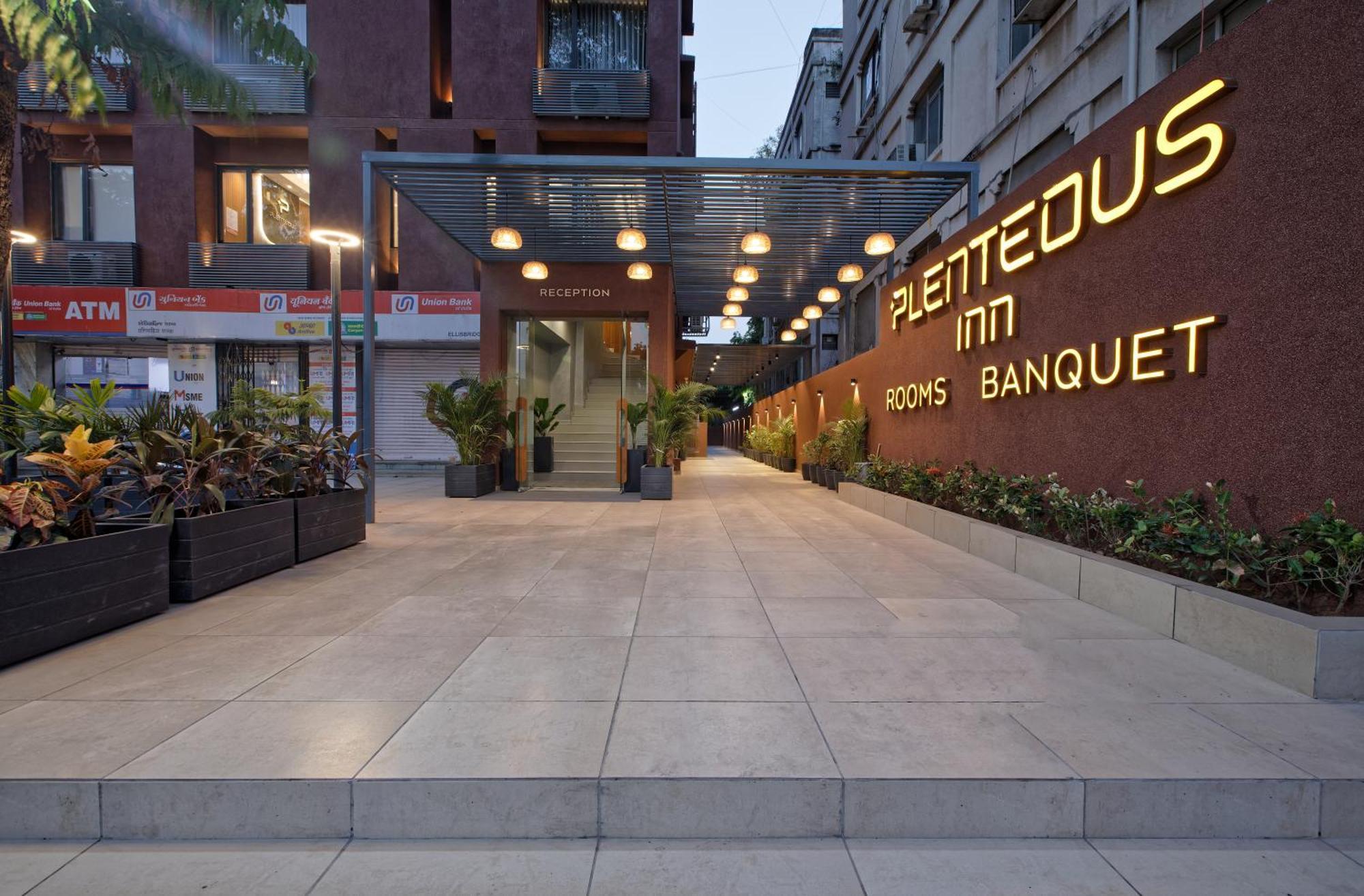 Plenteous Inn Ahmedabad Buitenkant foto